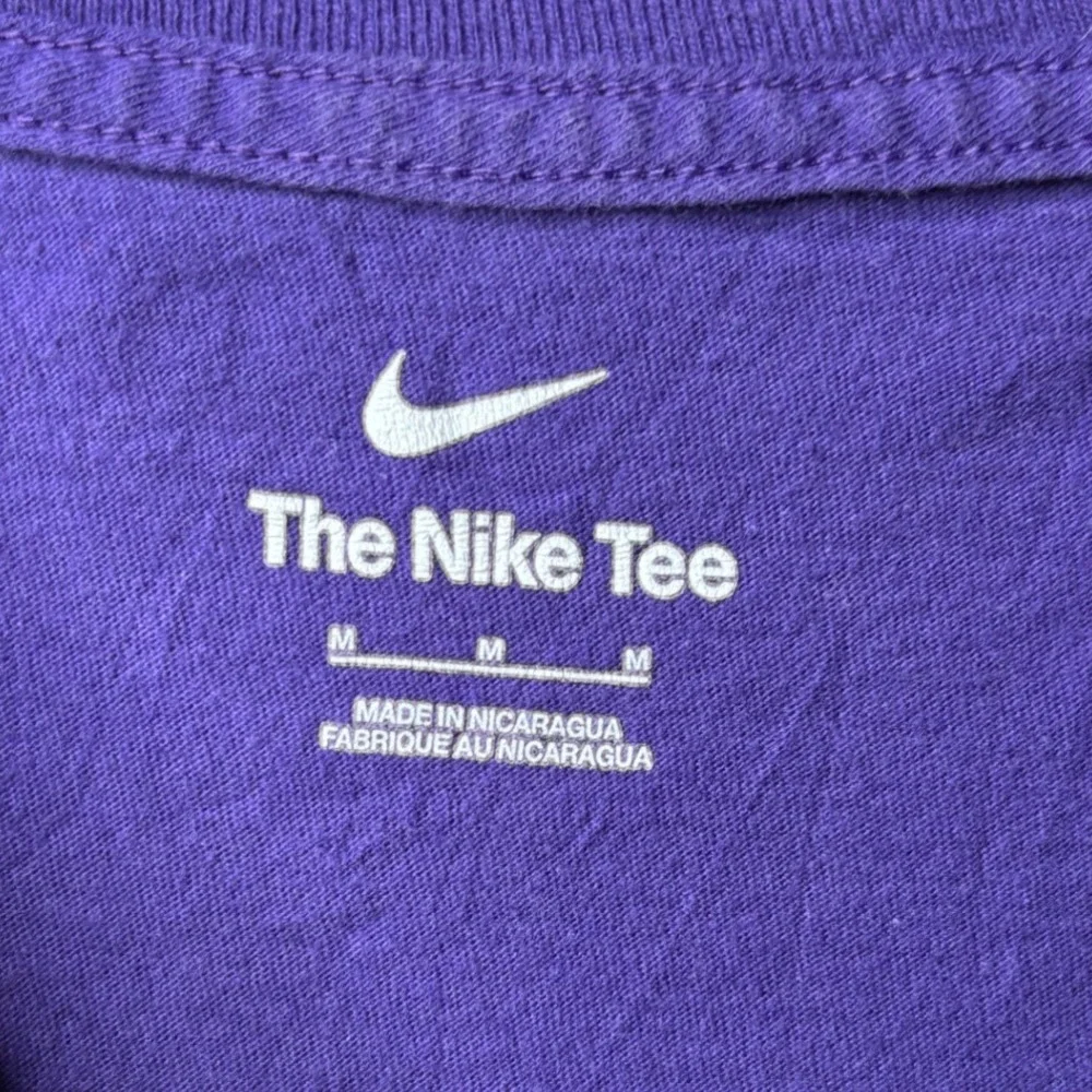 Nike LSU Tigers Mens Purple Graphic T-Shirt Medium Yellow Swoosh NCAA Collegiate